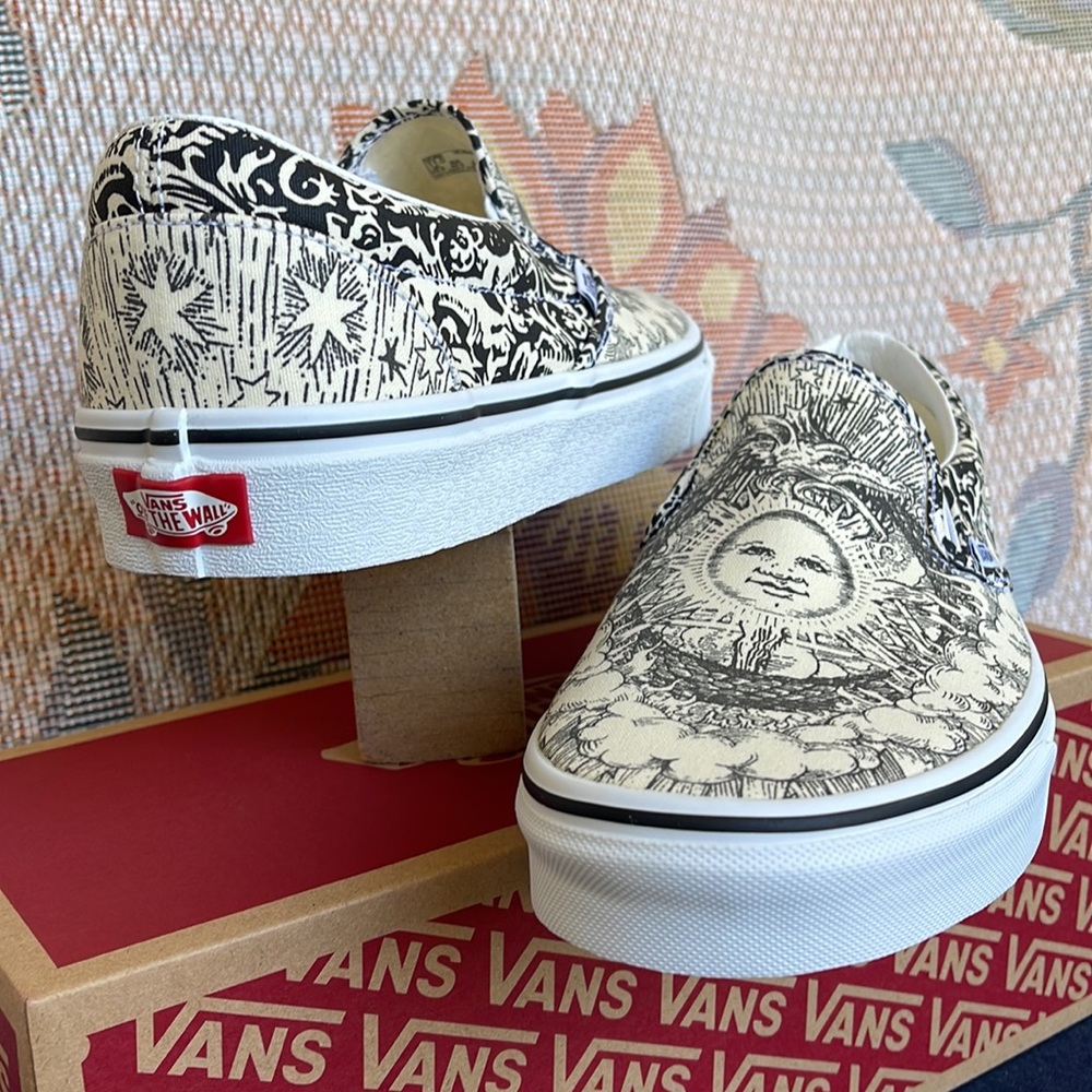 Vans WMNS Classic Slip-0n
(Ouroboros) Black/Tr Wht
VN0A4U38WT8
Sneakers - Picture 2 of 16